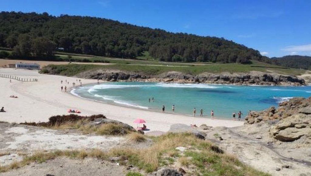 Detalle de arena y agua en Praia do Outeiro, Galicia