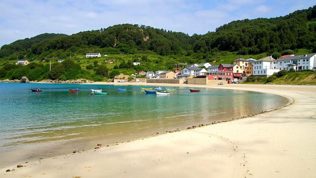 Orilla de Praia do Pazo con olas suaves en Galicia