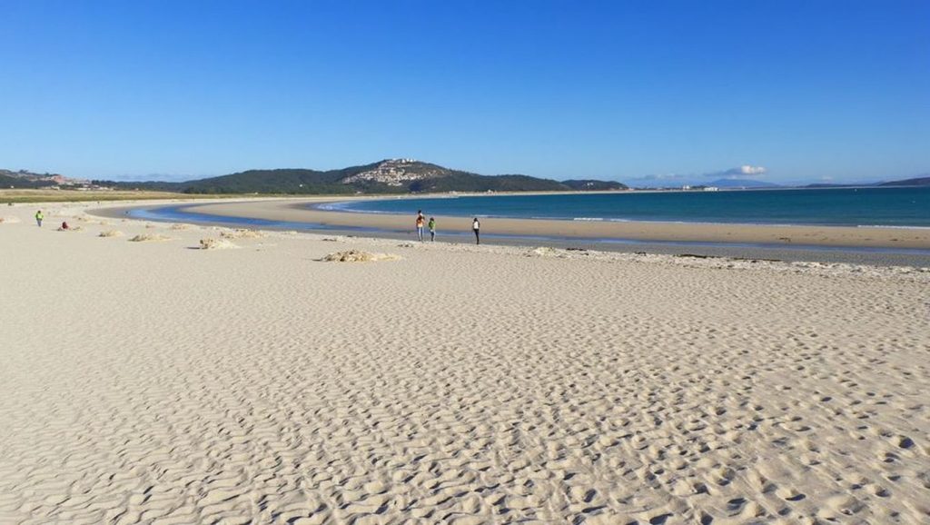 Vista amplia de Praia do Pazo en Galicia, A Coruña