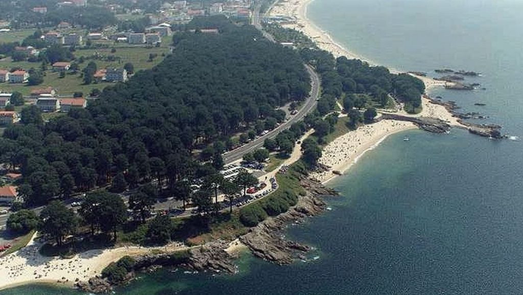 Ría y costa de Praia do Pincho do Gato en Vigo, Pontevedra