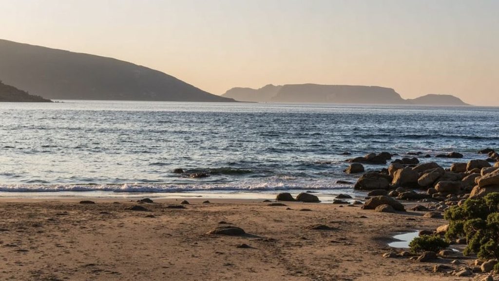 Detalle de arena y agua en Praia do Porrón, Galicia