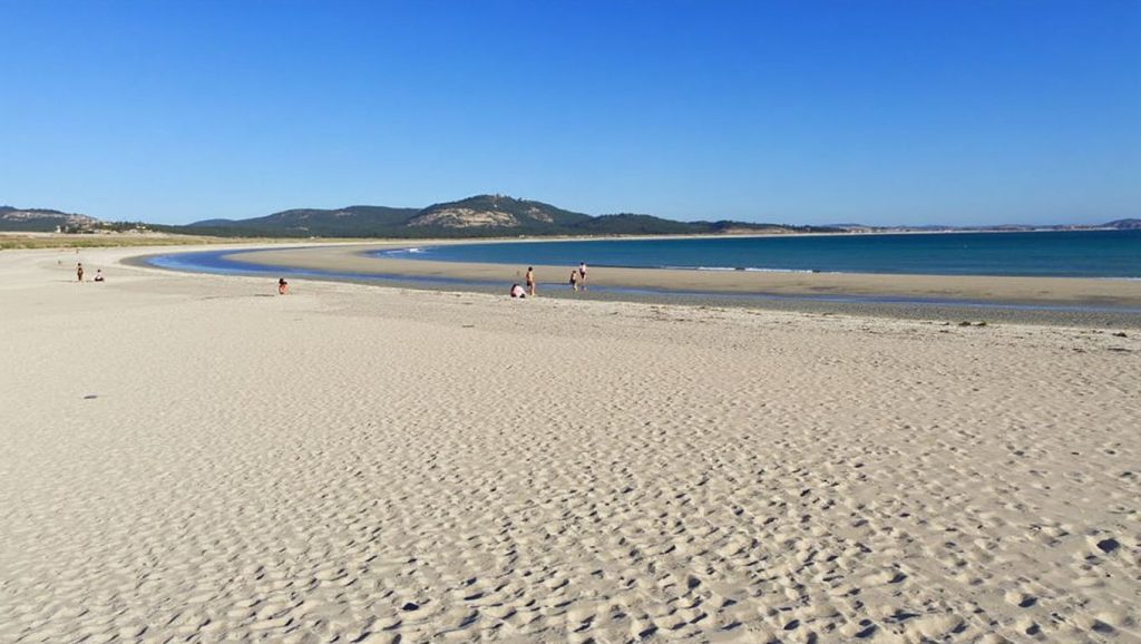 Agua y arena en Praia do Pozo, Galicia