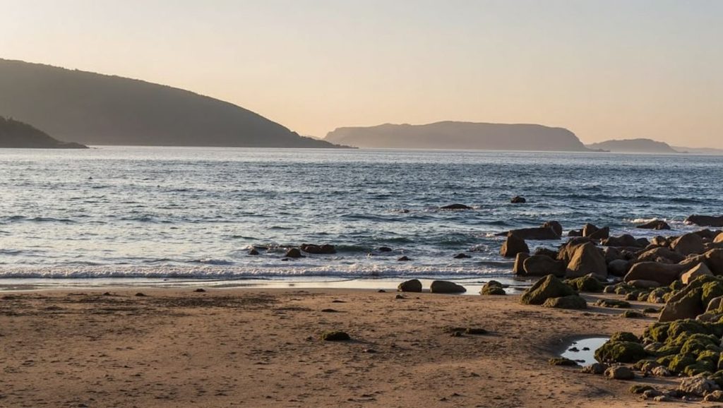 Amplio horizonte marino en Praia do Pozo do Mar, Galicia