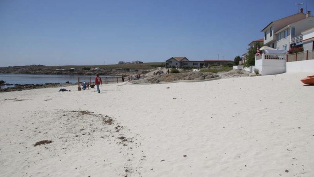Amplio horizonte marino en Praia do Prado, Galicia
