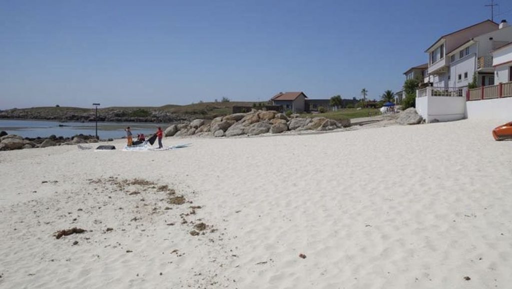 Orilla tranquila de Praia do Prado das Vellas, playa de Galicia