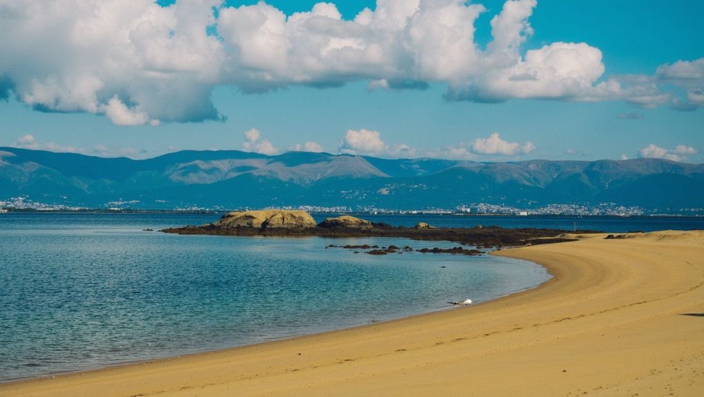 Panorámica de Praia do Terrón con cielo despejado, Galicia