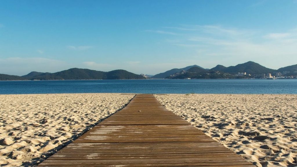 Orilla de Praia do Vao do Norte con olas suaves en Galicia