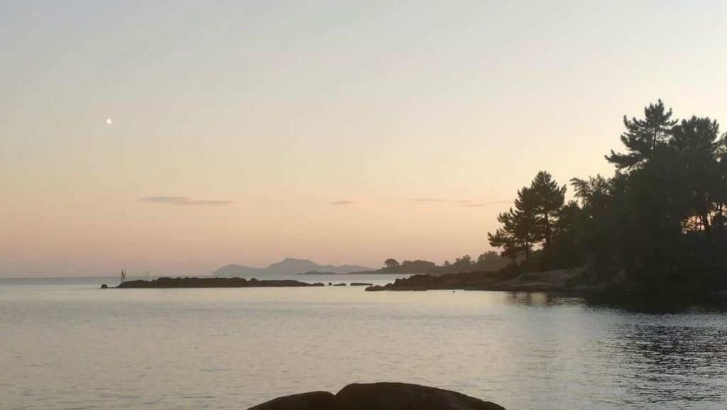 Ría y costa de Praia dos Alemáns en Cangas de Morrazo, Pontevedra