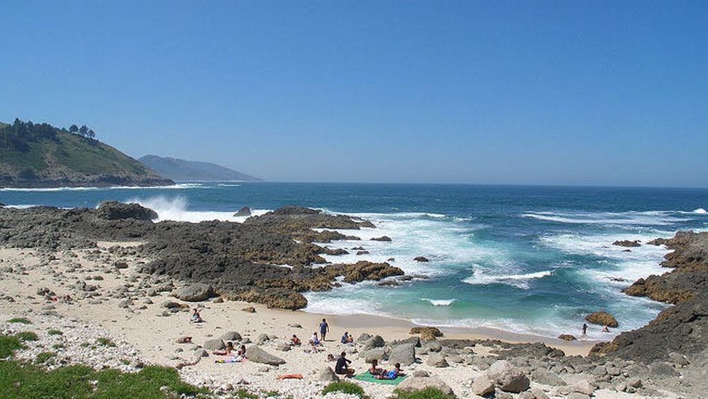 Ría y costa de Praia dos Frades en Baiona, Pontevedra