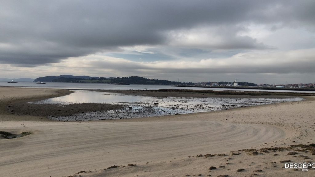Arena y mar en Praia dos Raposiños, Galicia, A Coruña