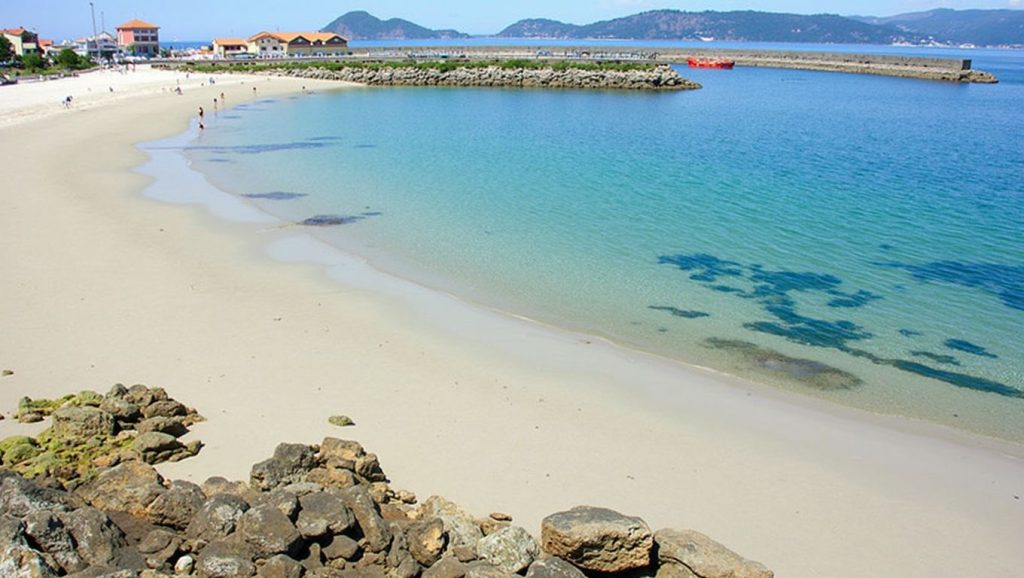 Olas rompiendo en Praia dos Regos, O Porto do Son