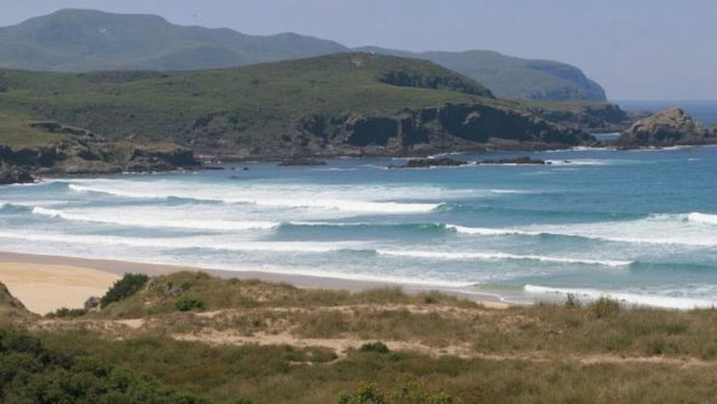 Costa natural de Praia Nudista da Insua en Galicia, A Coruña