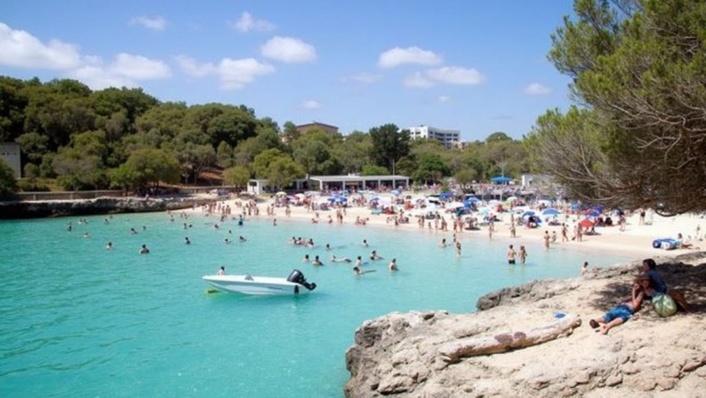 Oleaje en la orilla de Sa Barca Trencada, costa de Santanyí