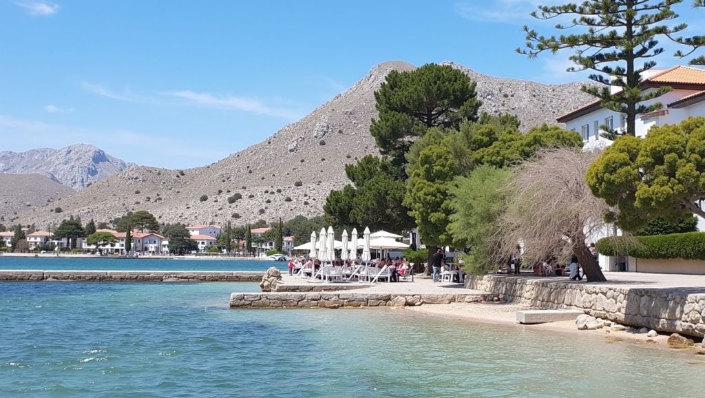 Orilla de Sa Marina con olas suaves en Pollença / Alcúdia
