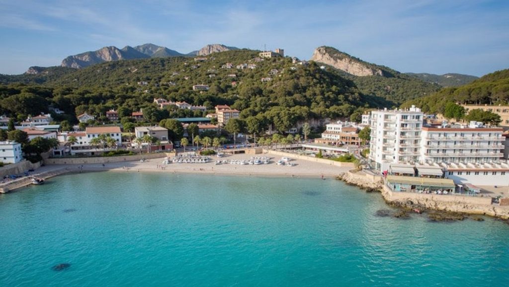 Orilla tranquila de Sant Elm, playa de Andratx