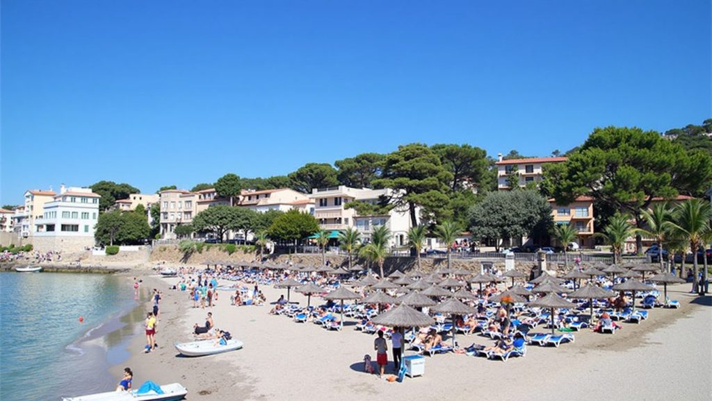 Olas rompiendo en Sant Elm, Andratx