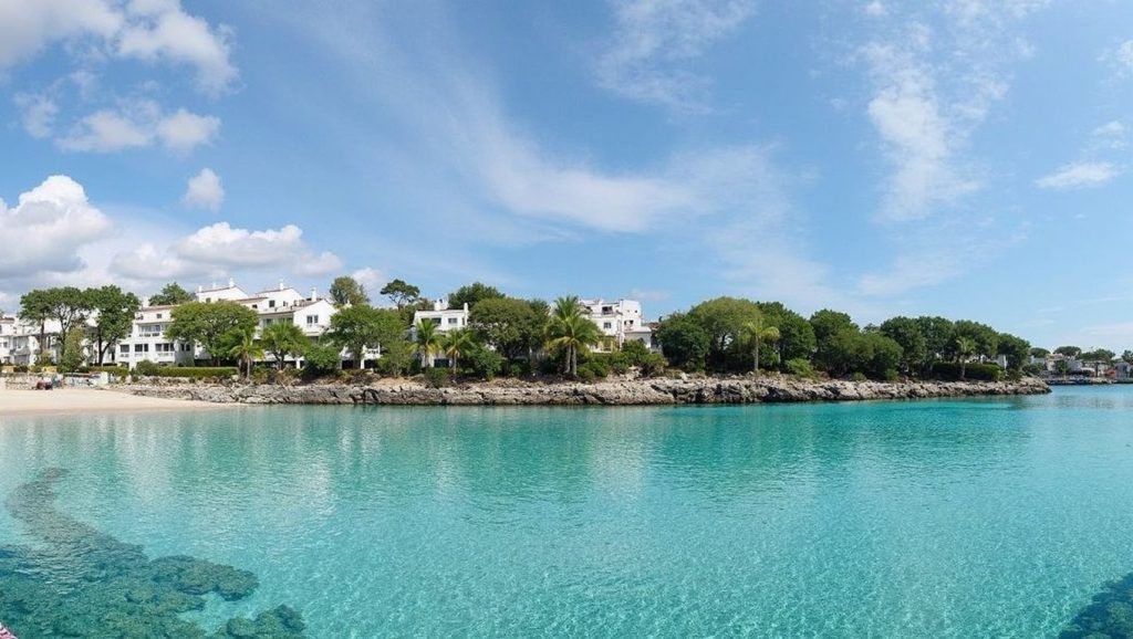 Orilla de Ses Fonts de n'Alis con olas suaves en Santanyí