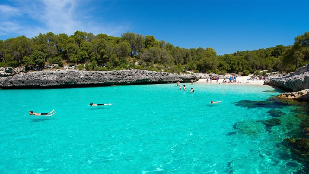 Acceso a Ses Fonts de n'Alis desde el aparcamiento, Santanyí
