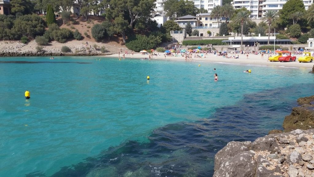 Panorámica de Ses Illetes con arena y mar, Calvià