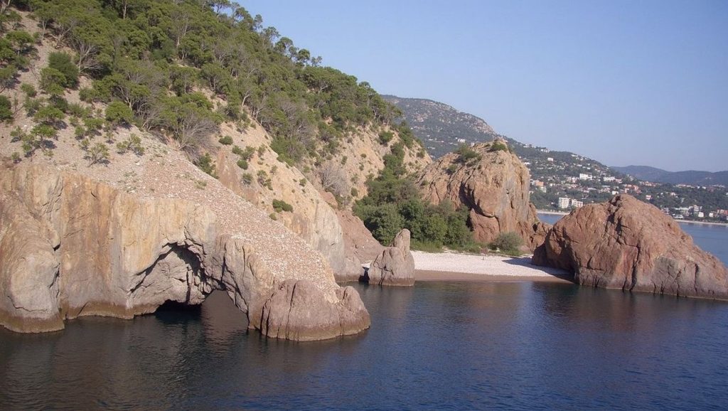 Plage de la Grotte de Gardanne - Théoule-sur-Mer, Côte d'Azur