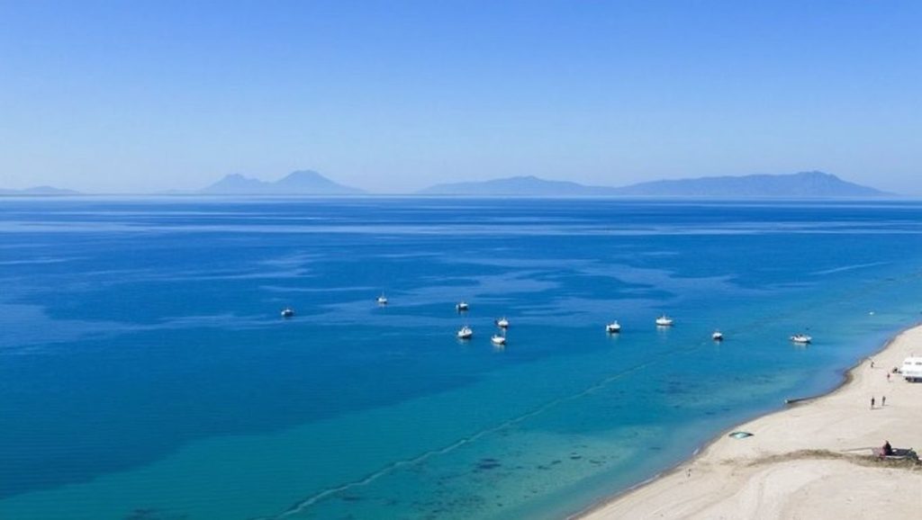 Oleaje en la orilla de Brigantino, costa de Gioiosa Marea