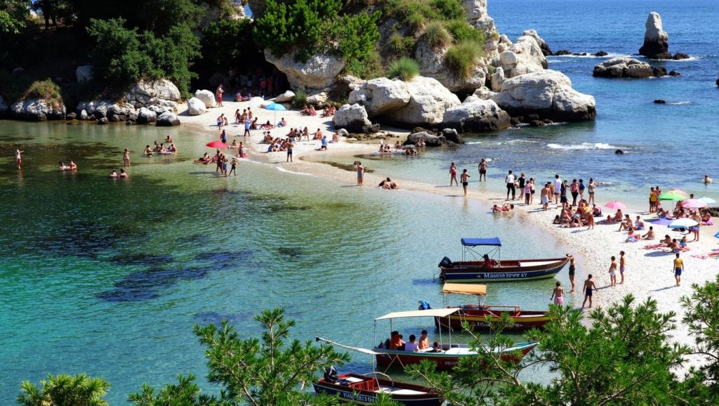 Arena y orilla en Cala Costa Viola, Messina, Sicilia