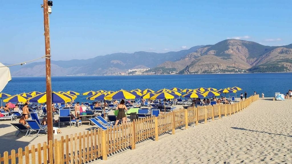 Arena fina en Costa Viola, Messina, Sicilia