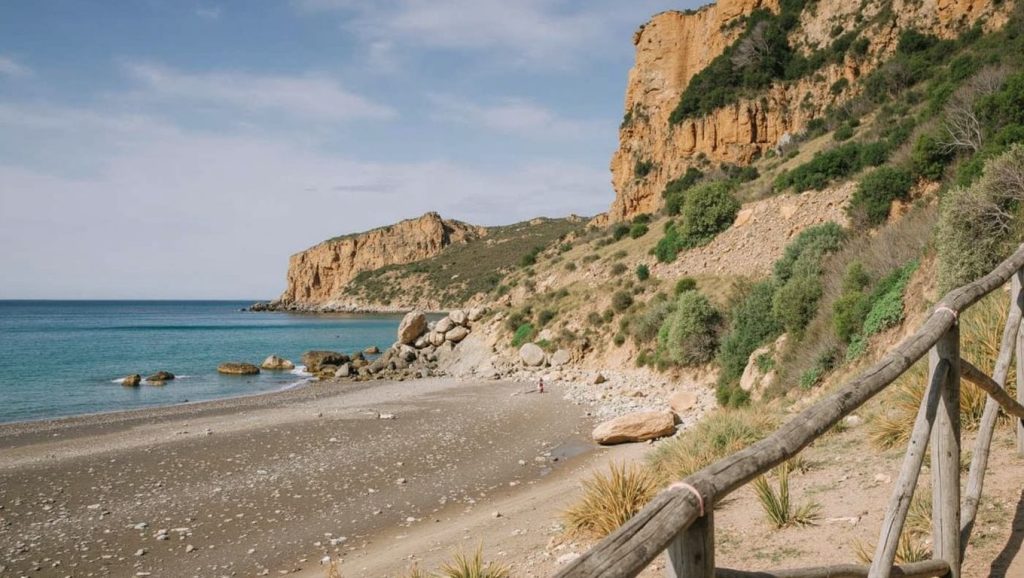 Primer plano de la orilla de Caletta Rais Gerbi, Pollina