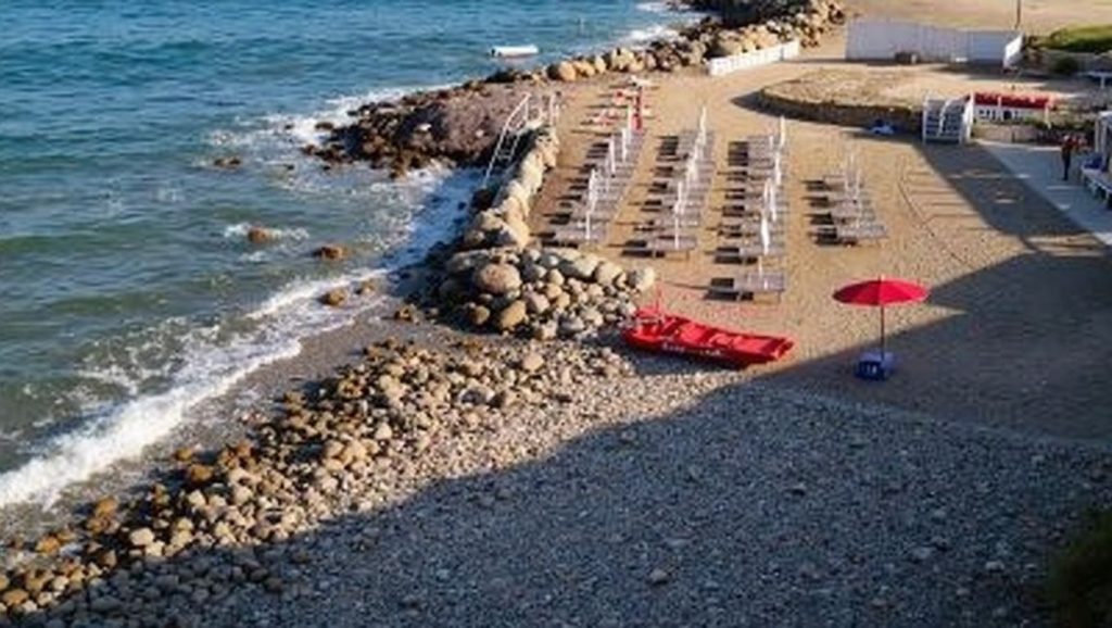 Detalle de arena y agua en Caletta san Liberale, Paceco