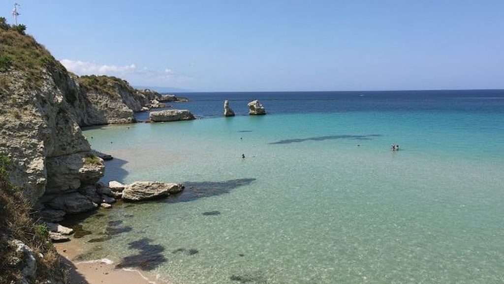 Orilla de La Praiola con olas suaves en Cinisi