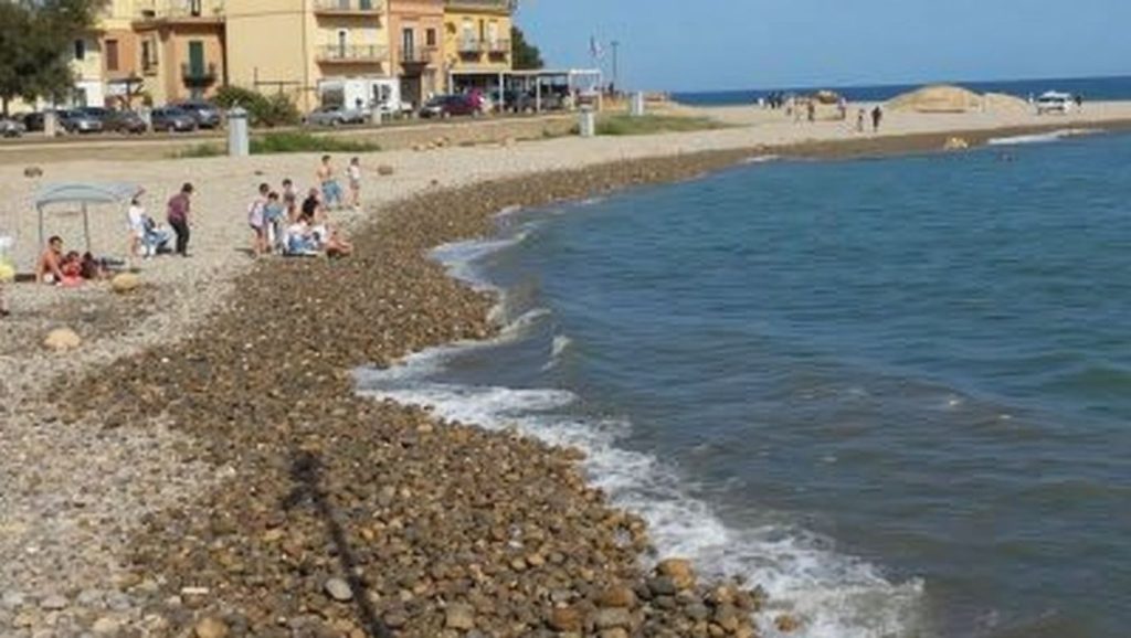 Orilla tranquila de Lampare, playa de Tusa