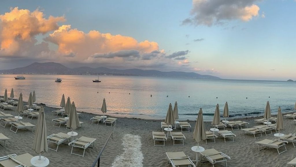 Orilla tranquila de Lido di Catona, playa de Messina