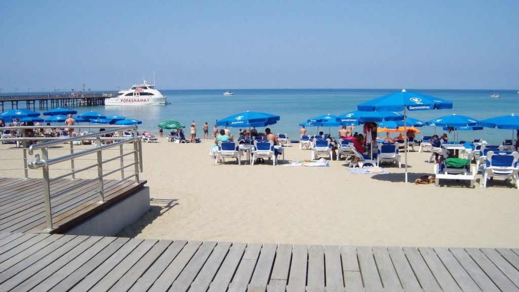 Panorámica completa de Agia Barbara municipal beach, playa de ?