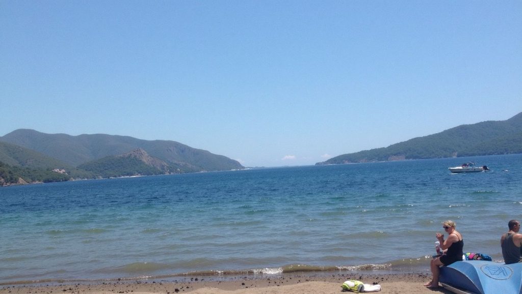 Panorámica de Akarca Halk Plajı con cielo despejado, ?