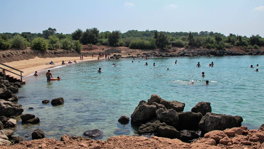 Orilla tranquila de Akdeniz Sitesi Sahili, playa de ?