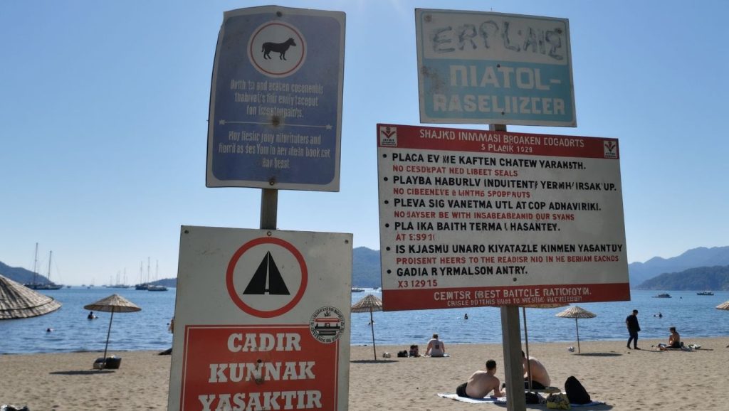 Orilla de Akvaryum Plajı con olas suaves en ?