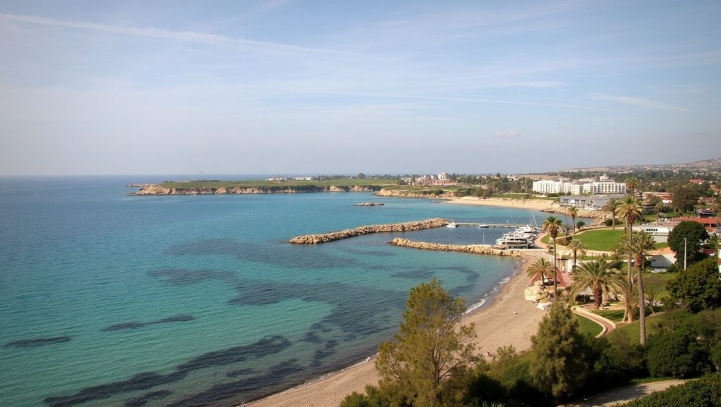 Orilla tranquila de Alaminos Beach, playa de ?