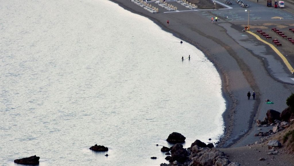 Arena y orilla en Almara beach, Tivat, Montenegro