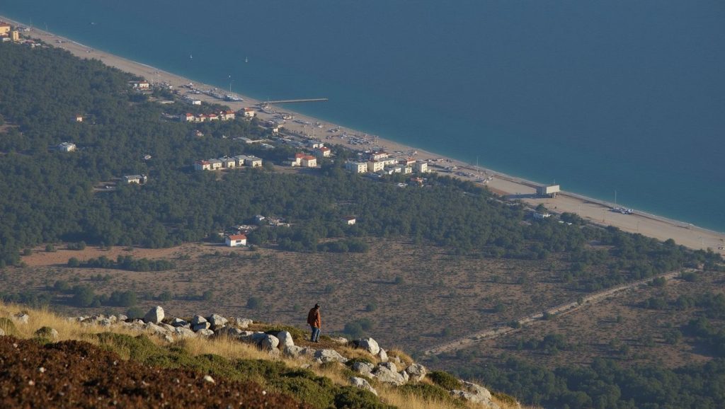 Arena y orilla en Aragosta Beach, Durrës, Albania