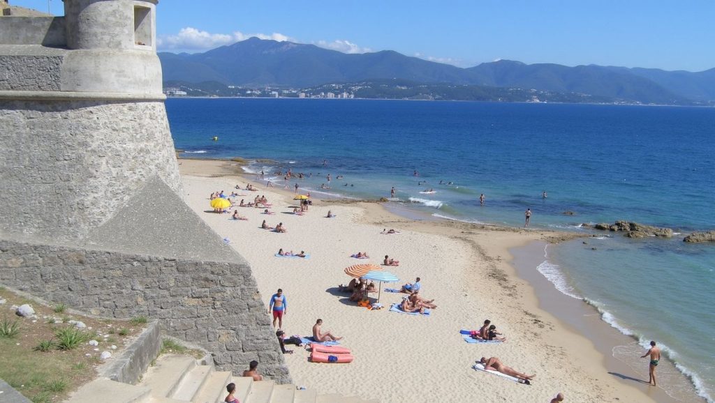 Arena y mar en Arbitru, Porto-Vecchio, Córcega