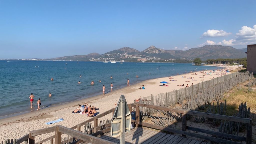 Agua y arena en Aregno Plage - Algajola, Calvi