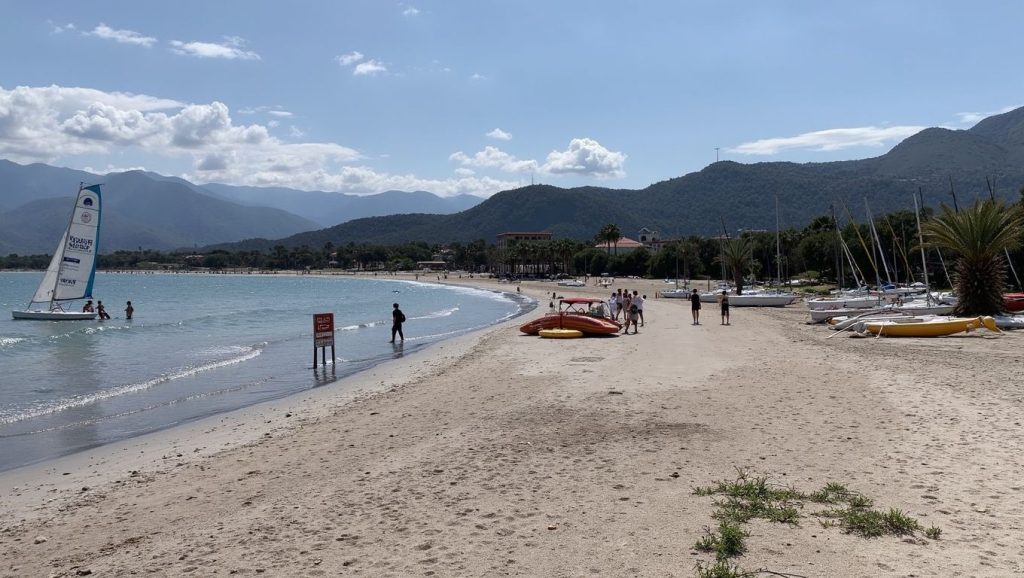 Línea de costa en Aregno Plage, Calvi