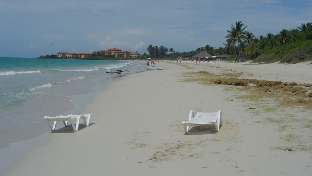 Agua y arena en Arena Blanca, Santiago de Cuba