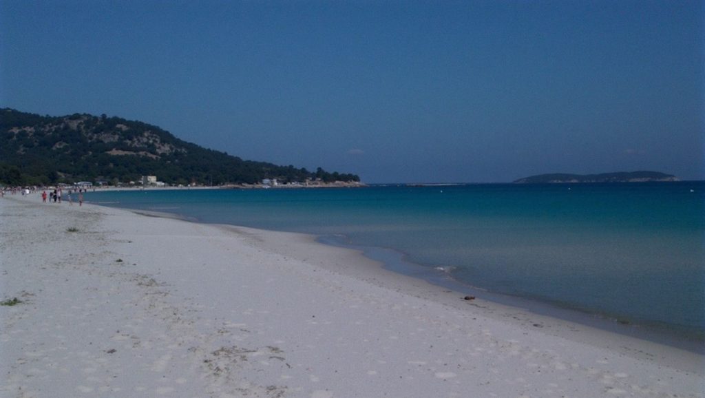Orilla tranquila de Argentella, playa de Porto