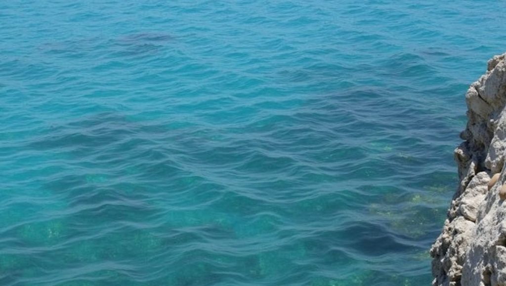Detalle del agua en Ayia Thekla beach, ?, Chipre