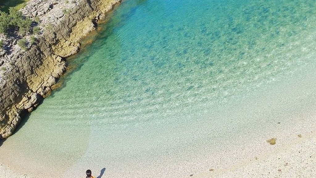 Detalle del agua en Babićeva plaža, Croacia, Croacia
