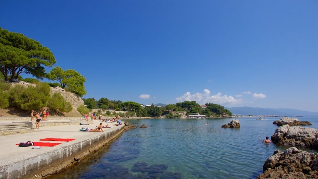 Detalle de arena y agua en Bačvice, Croacia
