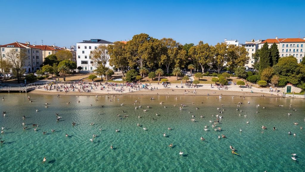 Detalle de arena y agua en Bačvice, Split