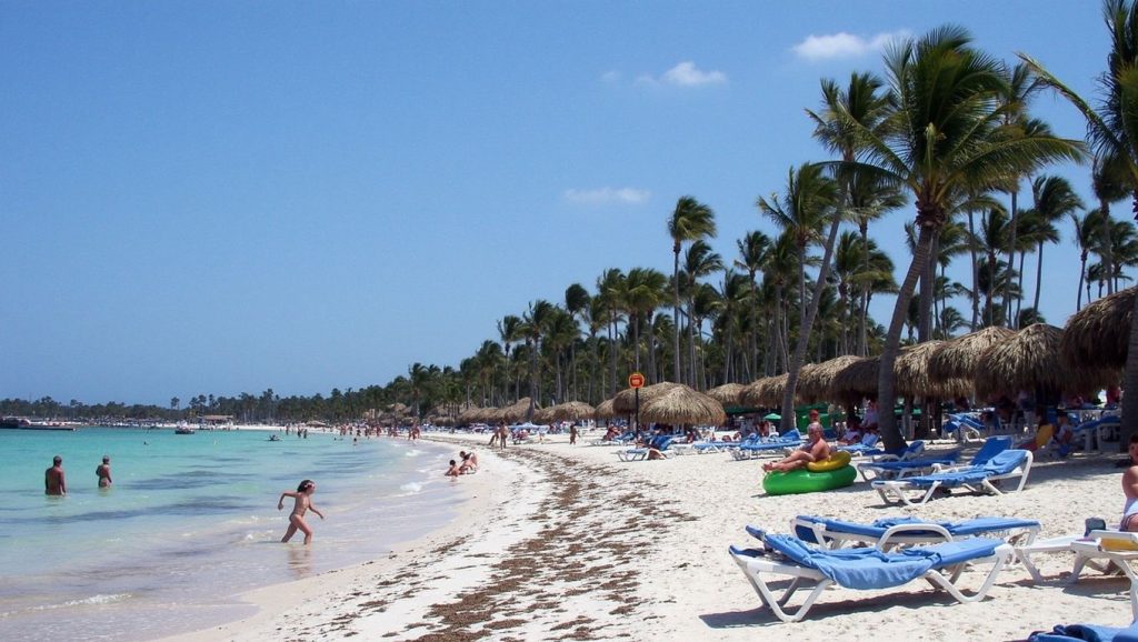 Oleaje en la orilla de Bahía de las Águilas, costa de Pedernales