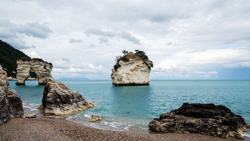 Panorámica de Baia dei Mergoli o delle Zagare - Sud con cielo despejado, Mattinata